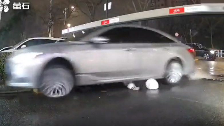 Σοκαριστικό βίντεο: Αναβάτης scooter χωρίς κράνος, βρίσκεται κάτω από τις ρόδες Ι.Χ. (Βίντεο)