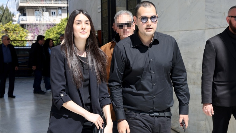 Αλέξης Κούγιας: Τα δύο παιδιά του, Χρίστος και Μάιρα Κούγια, στο μνημόσυνο για τις 40 ημέρες από το θάνατό του
