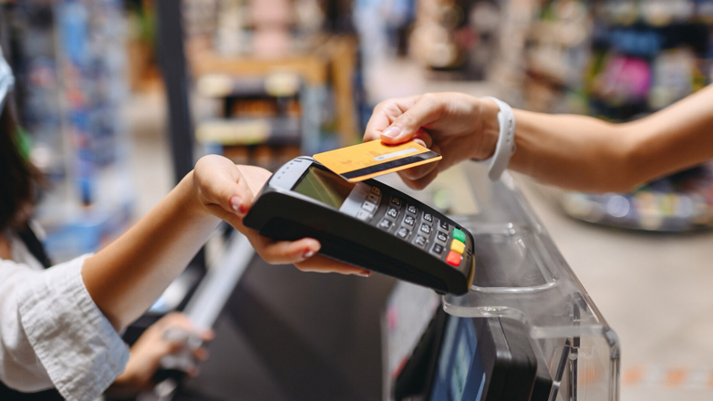 «Θησαυρός» εσόδων από τη διασύνδεση των POS με τις ταμειακές μηχανές