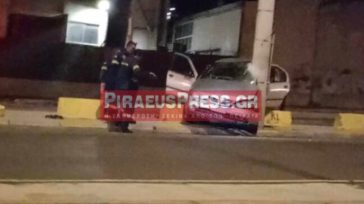 ΙΧ «καρφώθηκε» σε κολόνα της ΔΕΗ στο Κερατσίνι