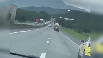 Αεροπλάνο έκανε αναγκαστική προσγείωση σε αυτοκινητόδρομο – Εντυπωσιακό βίντεο