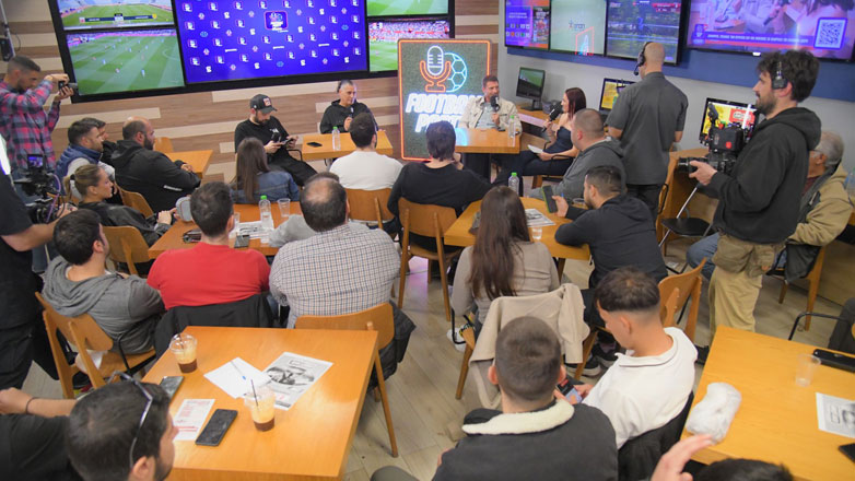 Απολαυστικός Νίκος Βαμβακούλας στο pre-game show του Πάμε Στοίχημα football party by Gazzetta για τα ντέρμπι των playoffs