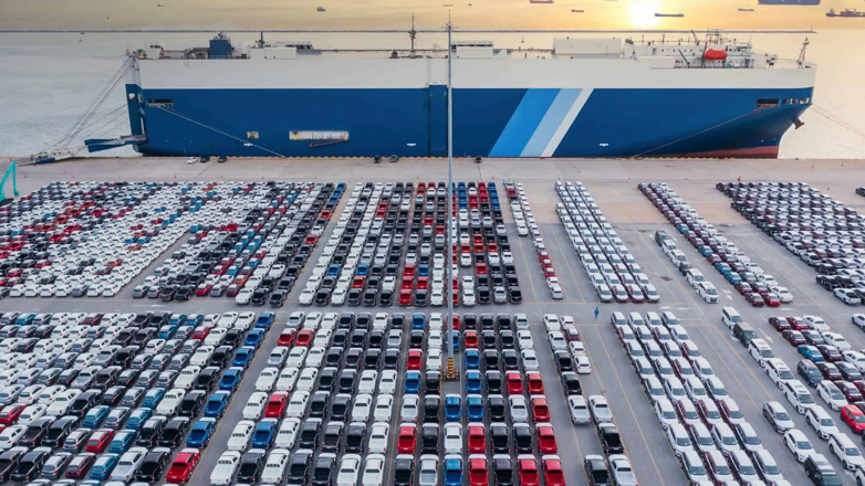 Ποια πασίγνωστη μάρκα παύει τις παραδόσεις μοντέλων στις Η.Π.Α. λόγω των δασμών του Trump;