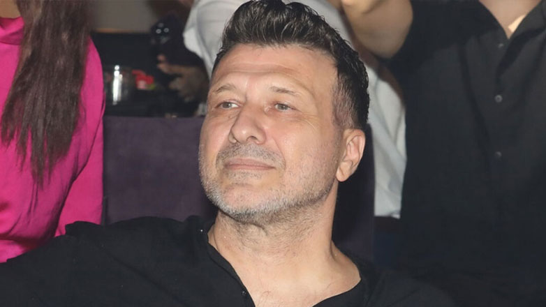 Γιάννης Πλούταρχος: Για πρώτη φορά μπροστά στην κάμερα η 47χρονη εμμονική θαυμάστριά του – Τι ζητάει απ’ τον τραγουδιστή