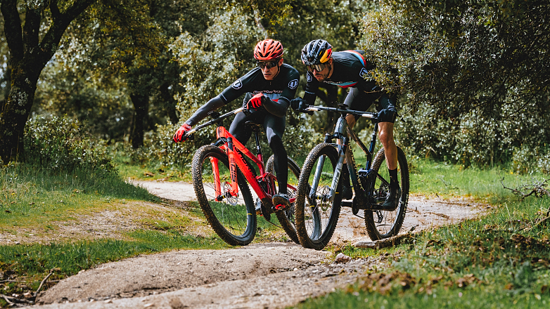 Κόντρα Marc & Alex Marquez με ποδήλατα F-PODIUM RR SL, στα χρώματά τους