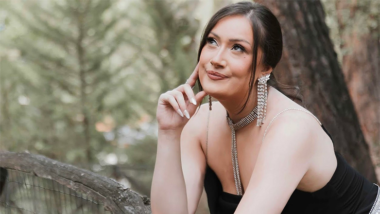 Eλάινα Πούλος: Η Ελληνίδα ομογενής που παρέλασε και ξεσήκωσε με το νέο της τραγούδι τους ομογενείς στην παρέλαση της 25ης Μαρτίου στη Νέα Υόρκη Eλάινα Πούλος: Η Ελληνίδα ομογενής που παρέλασε και ξεσήκωσε με το νέο της τραγούδι τους ομογενείς στην παρέλαση της 25ης Μαρτίου στη Νέα Υόρκη