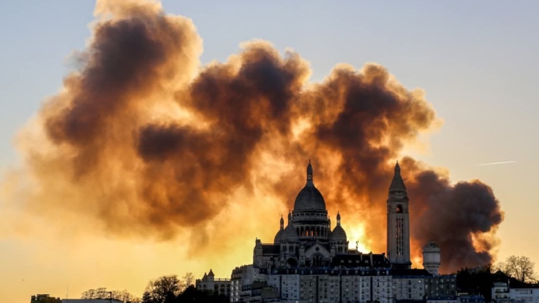 Μεγάλη φωτιά στο Παρίσι σε κέντρο ανακυκλώσιμων υλικών