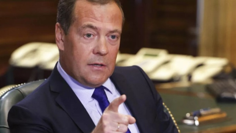 Μεντβέντεφ: «Η Δύση έσπρωξε τον κόσμο στα πρόθυρα του 3ου Παγκοσμίου Πολέμου»