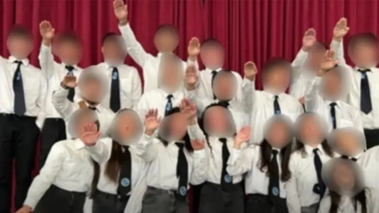 Ναζιστικό χαιρετισμό σε σχολείο στην Κύπρο καταγγέλλει το ΑΚΕΛ