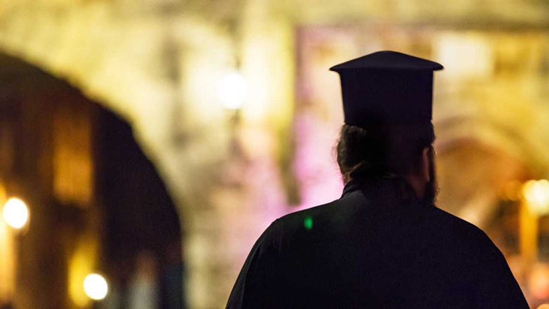 Παπάς πιάστηκε στα «πράσα» με την ερωμένη του από την παπαδιά σε ξενοδοχείο ημιδιαμονής