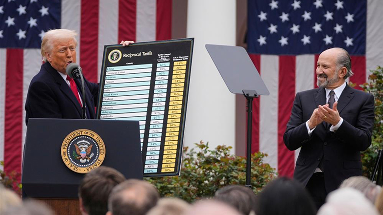 Politico: «Οι δασμοί θα φέρουν στις ΗΠΑ παρακμή και ήττα»