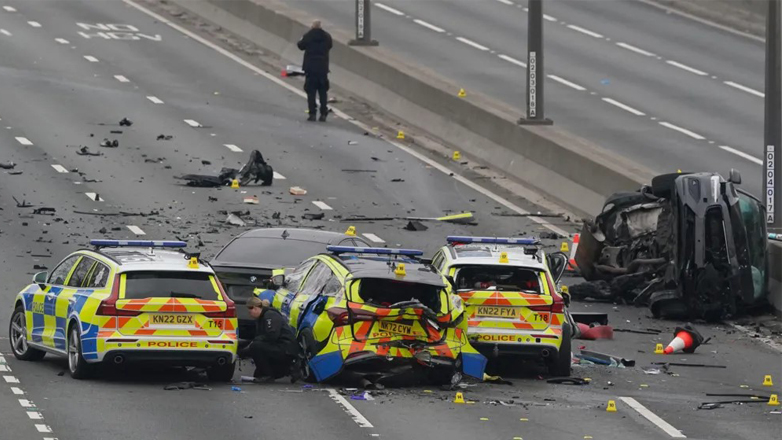 Καταδίωξη στην Αγγλία καταστρέφει έξι οχήματα