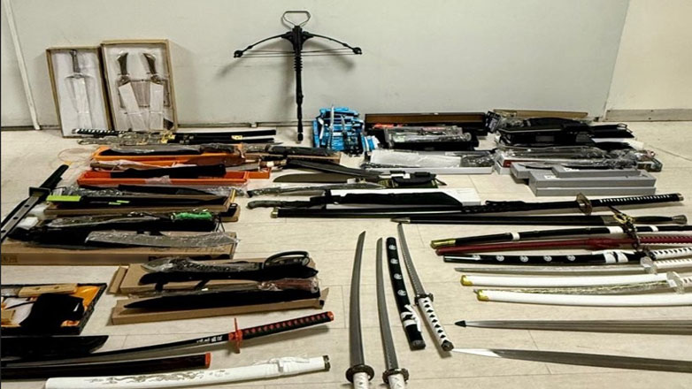 Συνελήφθη ιδιοκτήτης καταστήματος στο Περιστέρι που πωλούσε παράνομα ξίφη και μαχαίρια