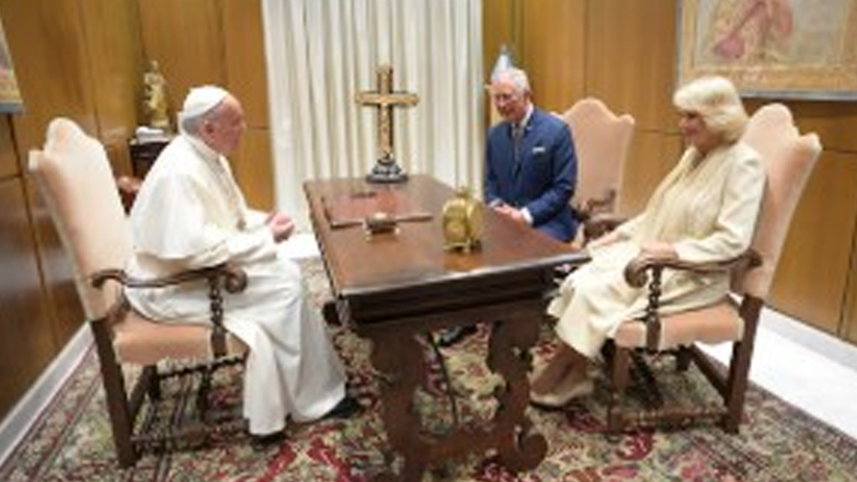 Βατικανό: Συνάντηση εκτός προγράμματος του πάπα Φραγκίσκου με το βασιλικό ζεύγος της Βρετανίας