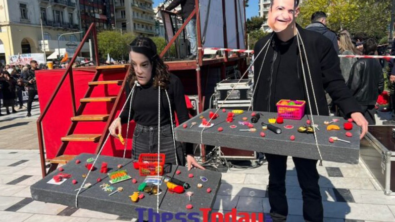 Θεσσαλονίκη: Διακωμώδησαν την ακρίβεια με μάσκες Μητσοτάκη, Κεραμέως και το… καλάθι του σούπερ μάρκετ