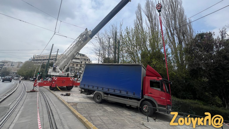 Φορτηγό έπεσε σε τρύπα στο κέντρο της Αθήνας – Αποκλειστικές εικόνες και βίντεο