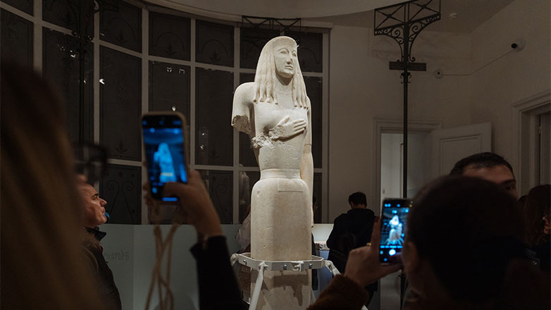 «Κυκλαδίτισσες»: Η έκθεση που εγκαινιάζει το ανακαινισμένο Αρχαιολογικό Μουσείο Θήρας