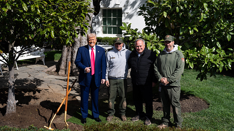 Ο Τραμπ φύτεψε τη «MAGAnolia», με χρυσό φτυάρι