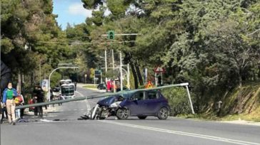 Διερχόμενο όχημα έπεσε πάνω σε κολώνα στην Εκάλη