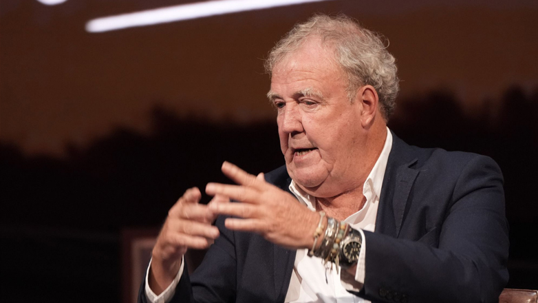 Ο Jeremy Clarkson βρήκε τη λύση ώστε να μην είναι βαρετοί οι αγώνες της Formula 1