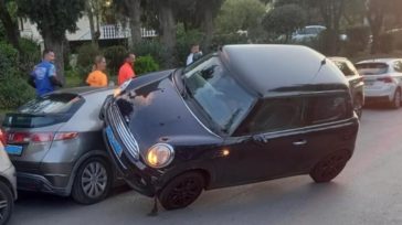 Ηλικιωμένη οδηγός στην Κηφισιά «σκαρφάλωσε» σε άλλο σταθμευμένο όχημα