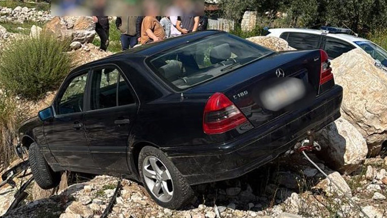 Αυτοκίνητο κρεμόταν στο ρέμα-Τραυματίστηκε ο οδηγός