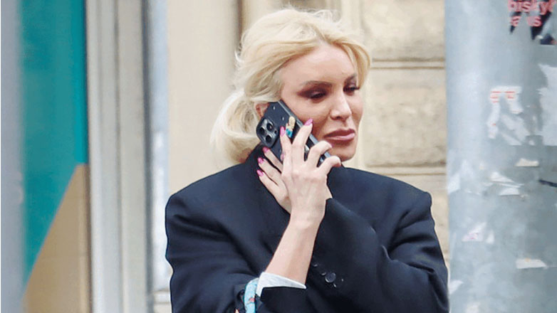 Κατερίνα Καινούργιου: Χαλαρή βόλτα στο κέντρο της Αθήνας με casual εμφάνιση