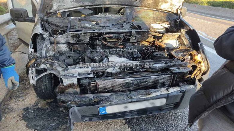 Φθιώτιδα: Βανάκι πήρε φωτιά εν κινήσει στην Αθηνών – Λαμίας