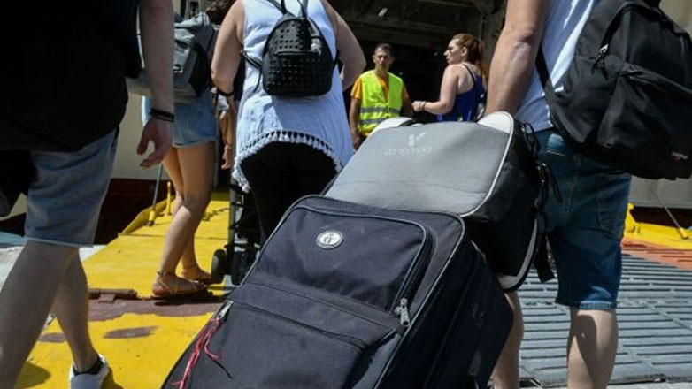 «Βουλιαγμένα» από κόσμο φεύγουν τα καράβια για τα νησιά