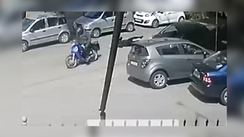 Συνελήφθη τσαντάκιας στην Αγία Παρασκευή – Βίντεο με τη δράση του