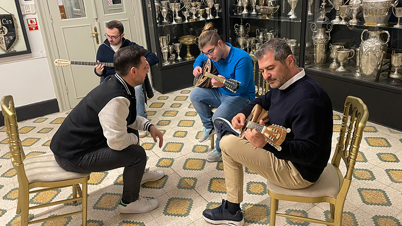 Ο Έλληνας που διδάσκει τους Τούρκους διπλοπενιές – «Τρελαίνονται για μπουζούκι…»