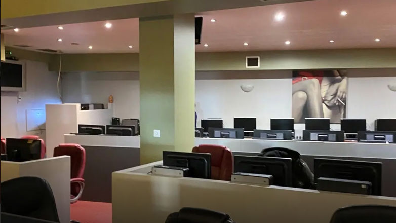 Συνελήφθησαν πέντε άτομα για παράνομα τυχερά παιχνίδια σε κατάστημα στην Αττική