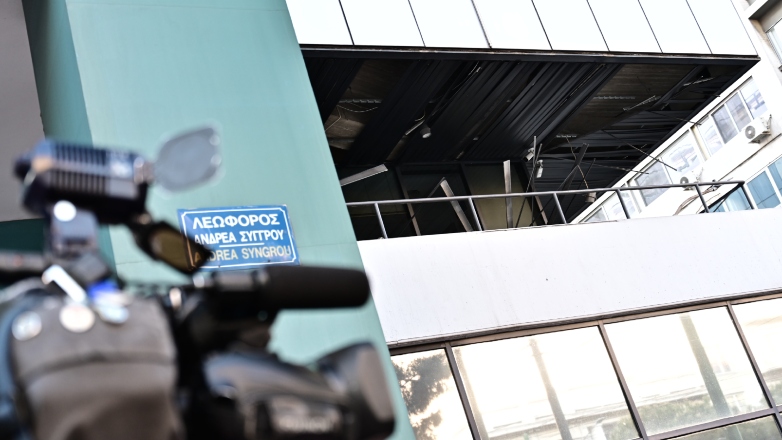 Hellenic Train: Βίντεο καταγράφουν άνδρα με κουκούλα και σακίδιο στη λεωφόρο Συγγρού