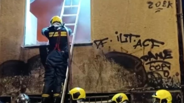 Εξάρχεια: «Πεδίο μάχης» με φωτιές σε σταθμευμένα αυτοκίνητα