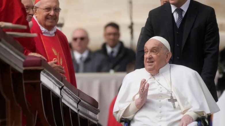 Με αναπηρικό αμαξίδιο ο Πάπας ευλόγησε τους πιστούς στην πλατεία του Αγίου Πέτρου