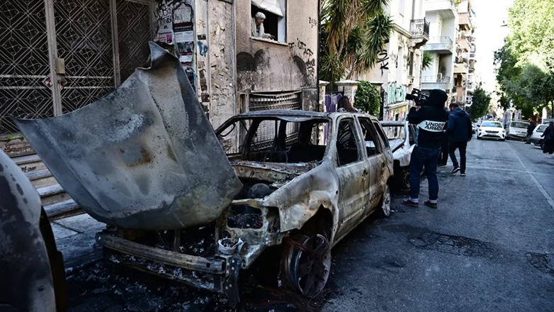 Εξάρχεια η επόμενη ημέρα: 21 καμένα αυτοκίνητα και ζημιές σε κτήρια