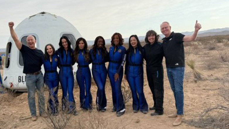 Φίλησαν το έδαφος στην επιστροφή τους οι γυναίκες του Blue Origin
