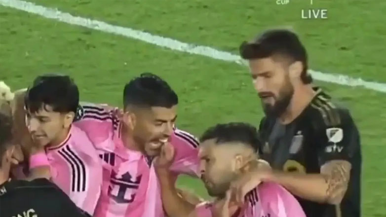 Ο Λουίς Σουάρες δάγκωσε τον… συμπαίκτη του Ζόρντι Άλμπα!