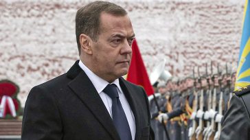 Μεντβέντεφ σε Μερτς: «Ξανασκέψου το Ναζί!»