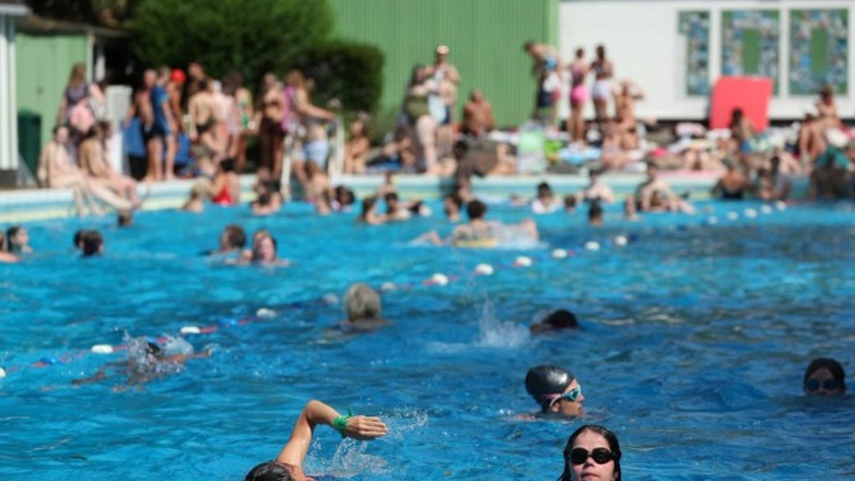 Παρίσι: Υπό επιτήρηση οι δημοτικές πισίνες, έπειτα από καταγγελίες για ηδονοβλεψίες