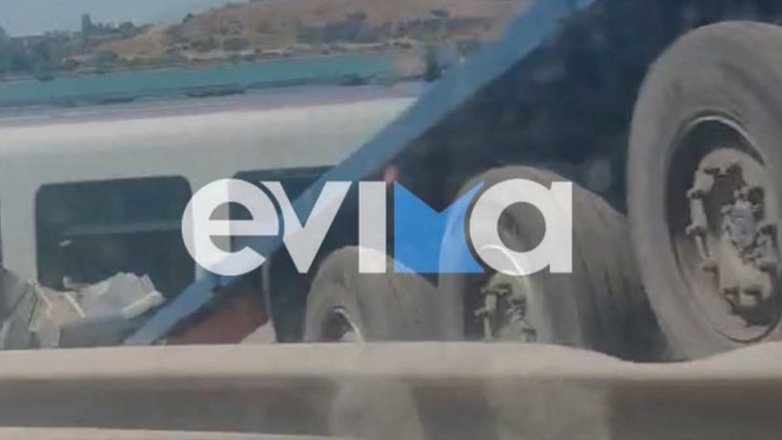 Σύγκρουση φορτηγού με τον προαστιακό στη Χαλκίδα