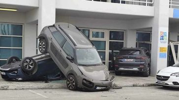 Συγκλονιστικό τροχαίο: Αυτοκίνητο χτύπησε με τόση δύναμη άλλο παρκαρισμένο που αναποδογύρισε