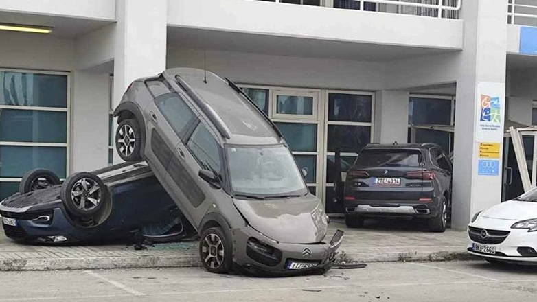 Συγκλονιστικό τροχαίο: Αυτοκίνητο χτύπησε με τόση δύναμη άλλο παρκαρισμένο που αναποδογύρισε