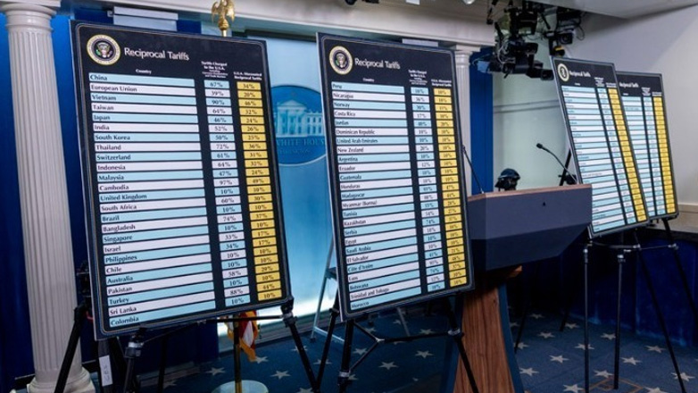 Οι ΗΠΑ εξετάζουν την επιβολή δασμών σε φαρμακευτικά προϊόντα και ημιαγωγούς