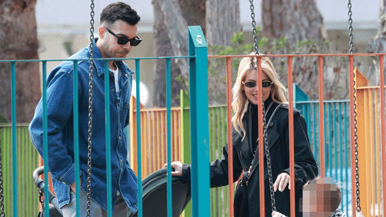 Κώστας Σλούκας – Μαρία Δαρσινού: Βόλτα στο πάρκο με τον γιο τους