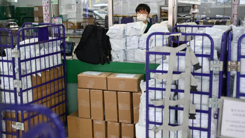 Χονγκ Κονγκ: Αναστέλλει τις αποστολές δεμάτων στις ΗΠΑ – Απάντηση στους δασμούς του Τραμπ