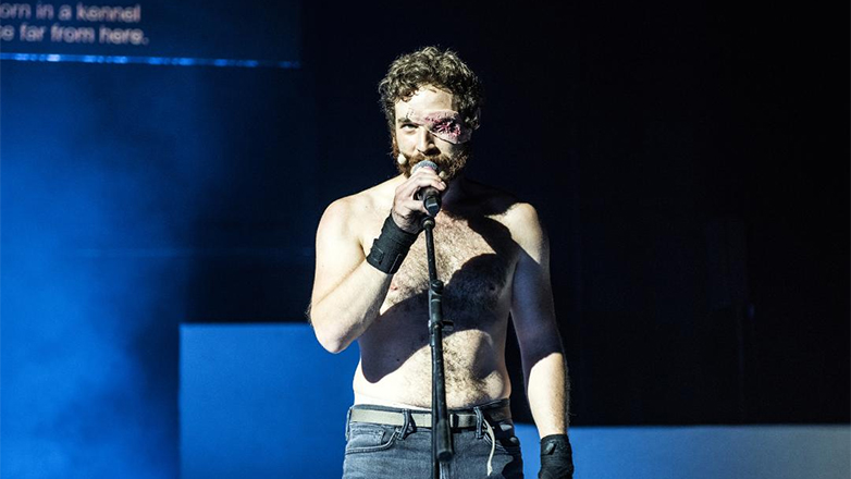 «Τα Σκυλιά»: Αλλάζει η διανομή της παράστασης στην Αθήνα λόγω απαγόρευσης εξόδου Τούρκου ηθοποιού από τη χώρα του