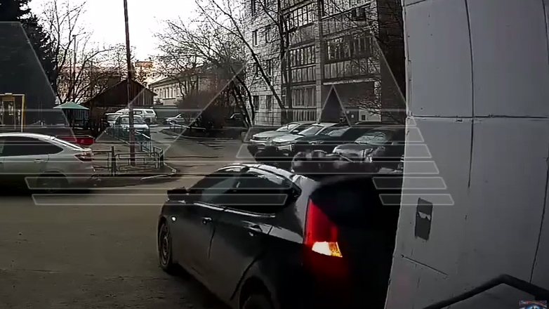 Ηλικιωμένη έπεσε από τον έκτο όροφο πολυκατοικίας κι επέζησε – Απίστευτο βίντεο