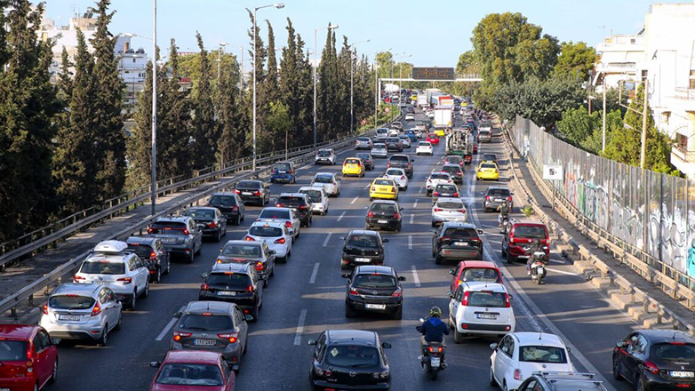 Στο «κόκκινο» η άνοδος του Κηφισού – Ουρές χιλιομέτρων στην Αθηνών
