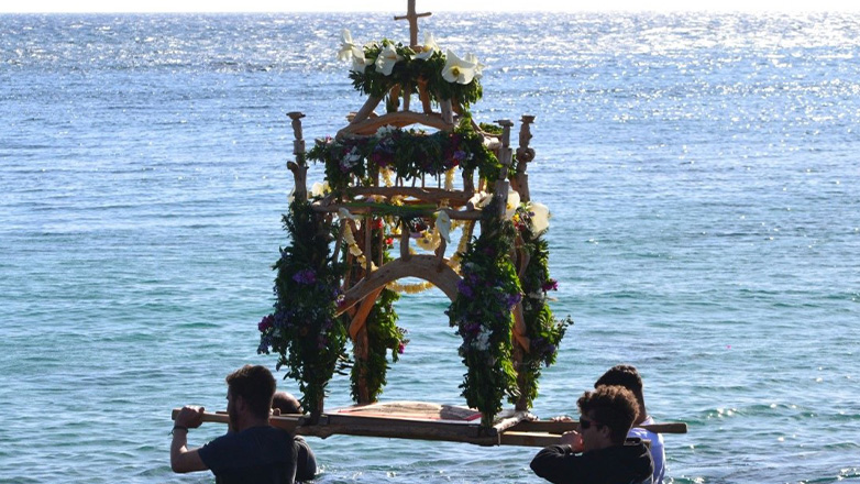 Νάξος: Με τον Επιτάφιο στη θάλασσα